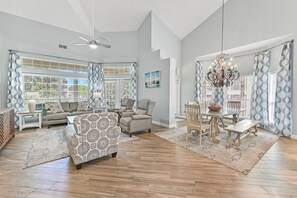 Smart TV - 6 Seat Golf Cart ~ Screened Porch ~ Close to Pool (Miramar Beach)