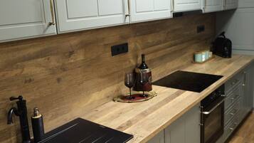 Fridge, oven, dishwasher, coffee/tea maker