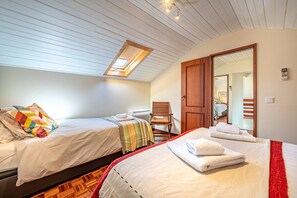 3 bedrooms, iron/ironing board, internet, bed sheets