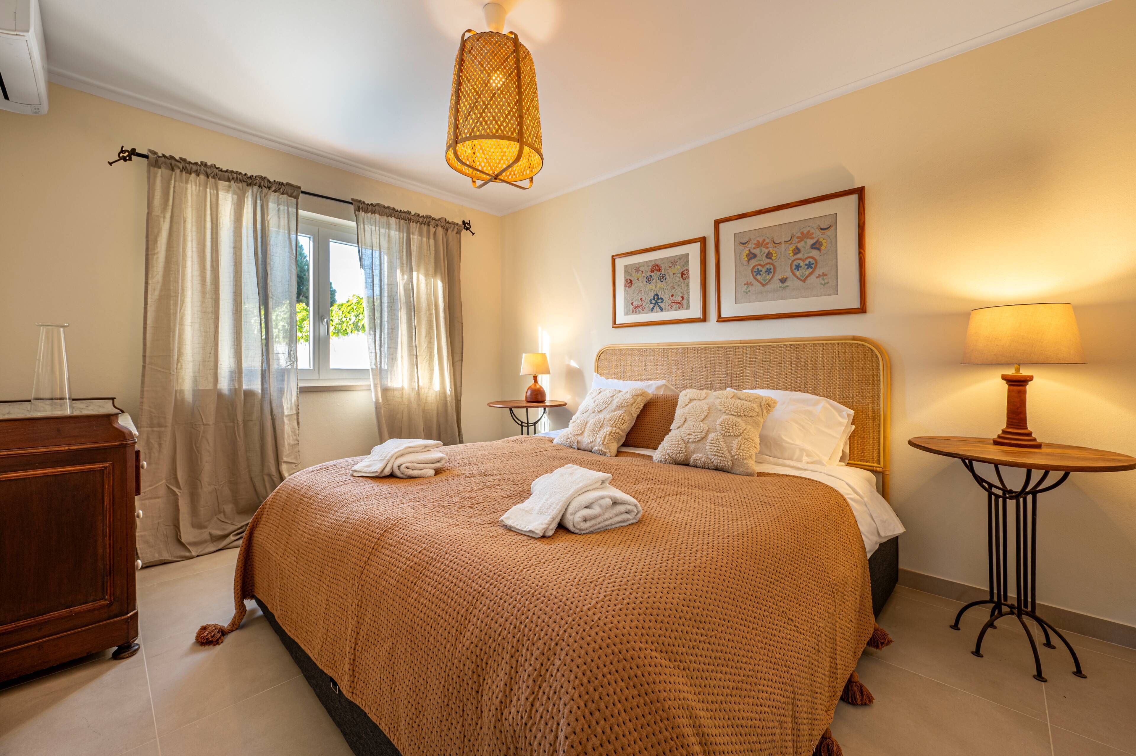 3 bedrooms, iron/ironing board, internet, bed sheets