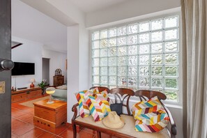 3 habitaciones, tabla de planchar con plancha, internet y ropa de cama