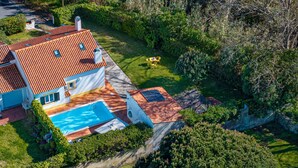 Ein Haus mit Swimmingpool, Garten und Blick auf die Umgebung.
