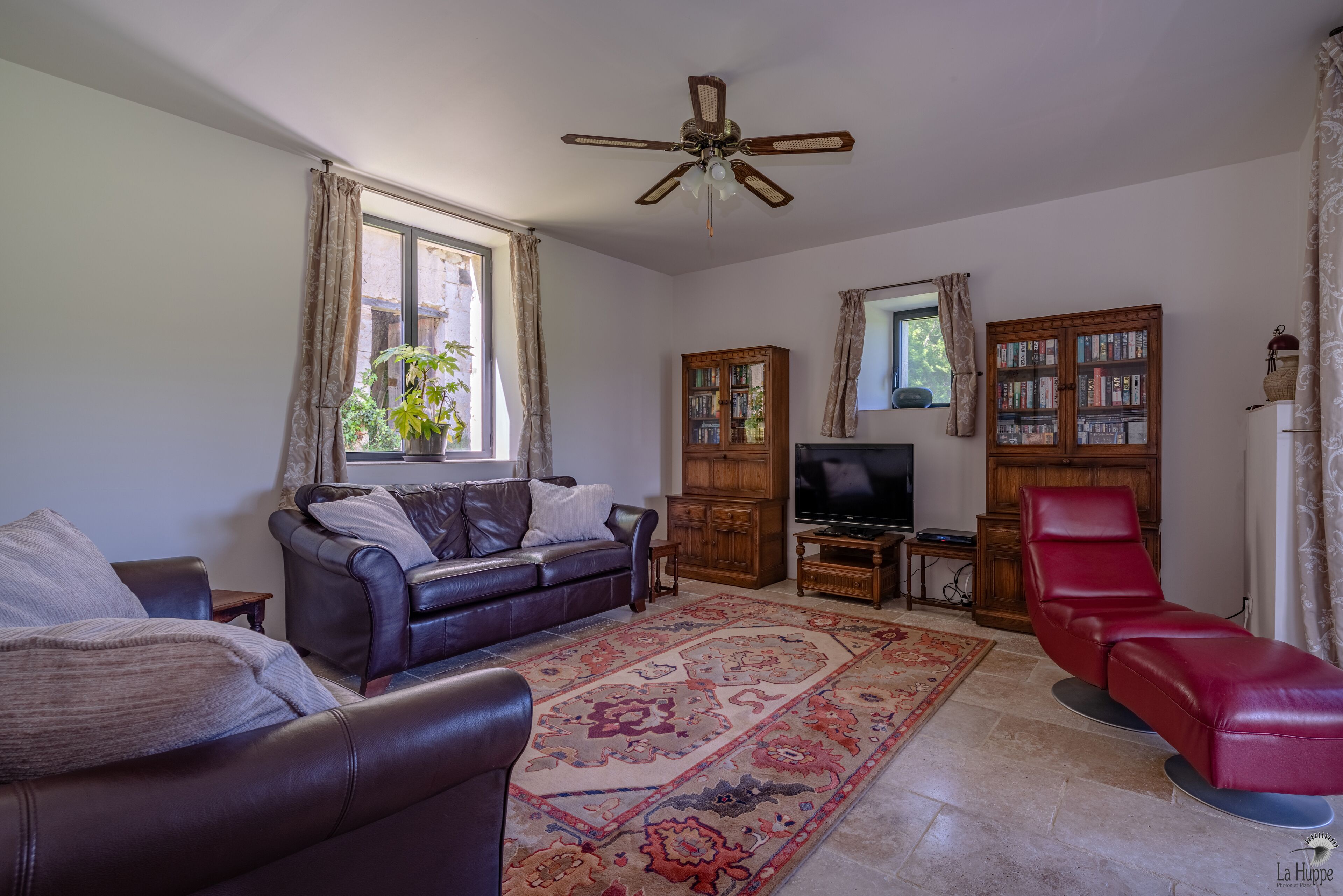 Smart TV, DVD player, mesa de pingue-pongue, livros