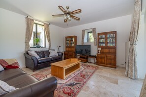 Een smart-tv, een dvd-speler, een tafeltennistafel en boeken