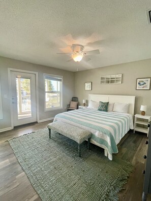 4 bedrooms, desk, iron/ironing board, free WiFi - S-Cape Reality in our beautiful Ocean View Townhome
Great Place for Snow Birds! (Port St. Joe)