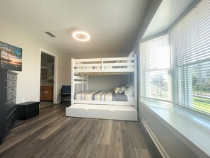 4 室のベッドルーム、デスク、アイロン / アイロン台、WiFi (無料)