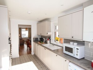 ثلاجة، غسالة أطباق، غلّاية كهربائية، محمصة خبز