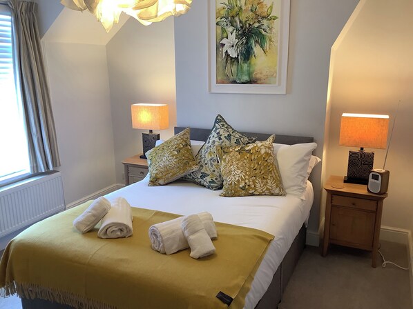 2 عدّة غرف نوم وبديكورات فريدة لكل غرفة وطراز فريد لكل وحدة