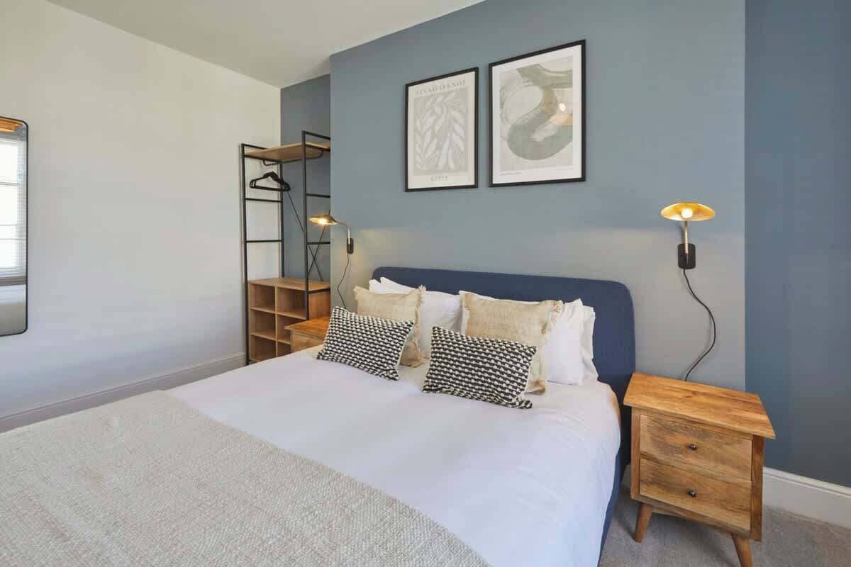 5 bedrooms, premium bedding, free WiFi, bed sheets