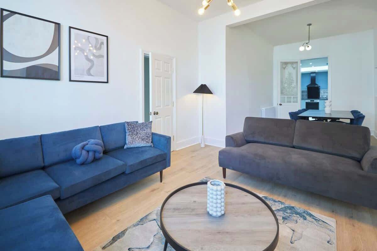 Fladskærms-tv, kontorer