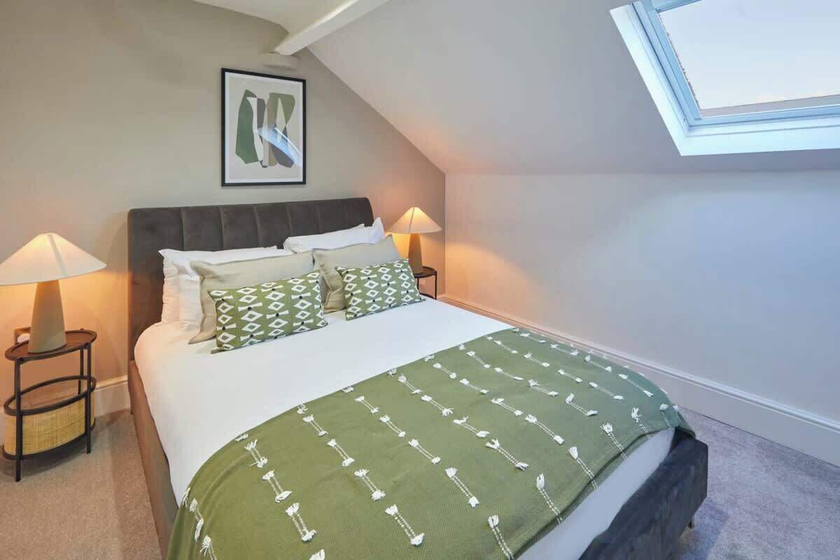5 bedrooms, premium bedding, free WiFi, bed sheets
