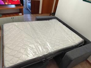 2 bedrooms, travel cot, free WiFi, bed sheets