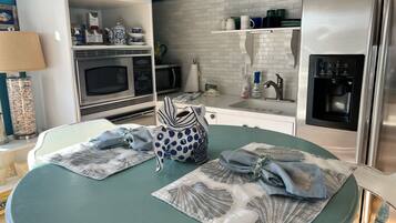 Réfrigérateur, micro-ondes, four, plaque de cuisson