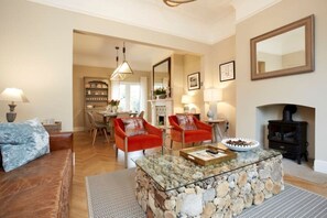 Smart TV, fireplace, books - NEW The City Escape: Luxury Townhouse with parking (York)