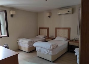 Deluxe Triple Room | Premium bedding, laptop workspace, bed sheets - Şato Otel (Adana)