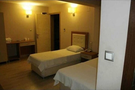 Deluxe Room, Multiple Beds | Premium bedding, laptop workspace, bed sheets. Şato Otel