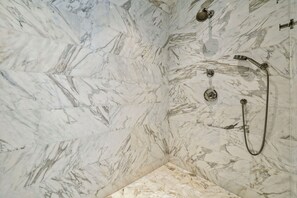 Combined shower/tub, towels - Seacrest Home, Pool, Peloton, Ping-Pong, Rooftop Gulf View Deck, Elevator, 9 Adu (Seacrest Beach)