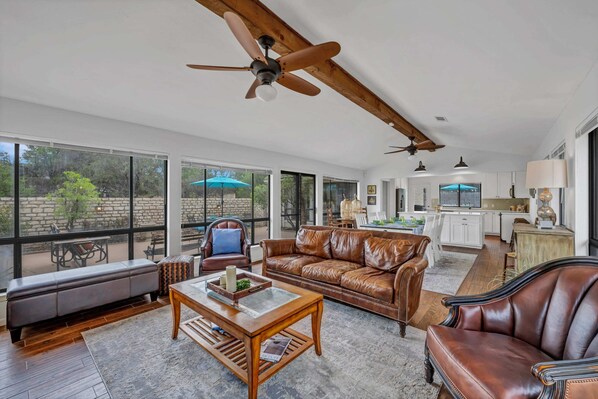 Smart TV, tenis de mesa, libros y oficina 