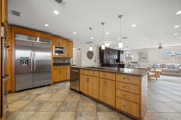 Réfrigérateur, four à micro-ondes, un four, surface de cuisson