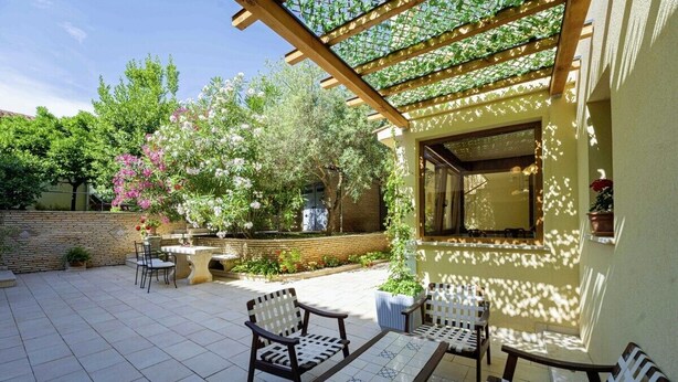 An outdoor patio with tiled flooring, wooden pergola, and seating area with chairs and a table. - Villa Ene in Pula  - Haus für 6 Personen (Pula)