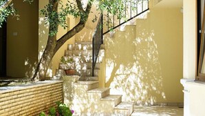 A staircase with a tree and potted plants beside it. - Villa Ene in Pula  - Haus für 6 Personen (Pula)
