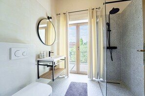Bathtub, hair dryer, towels