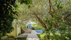 A garden with a pool, a covered seating area, and a pathway. - Villa Ene in Pula  - Haus für 6 Personen (Pula)