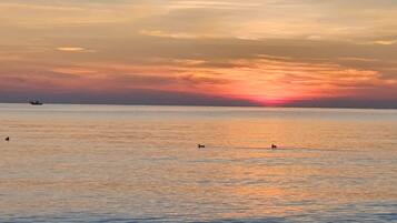 2 bedrooms, in-room safe, desk, iron/ironing board