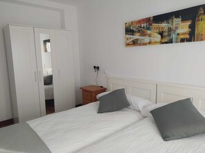 2 bedrooms, iron/ironing board, Internet, bed sheets