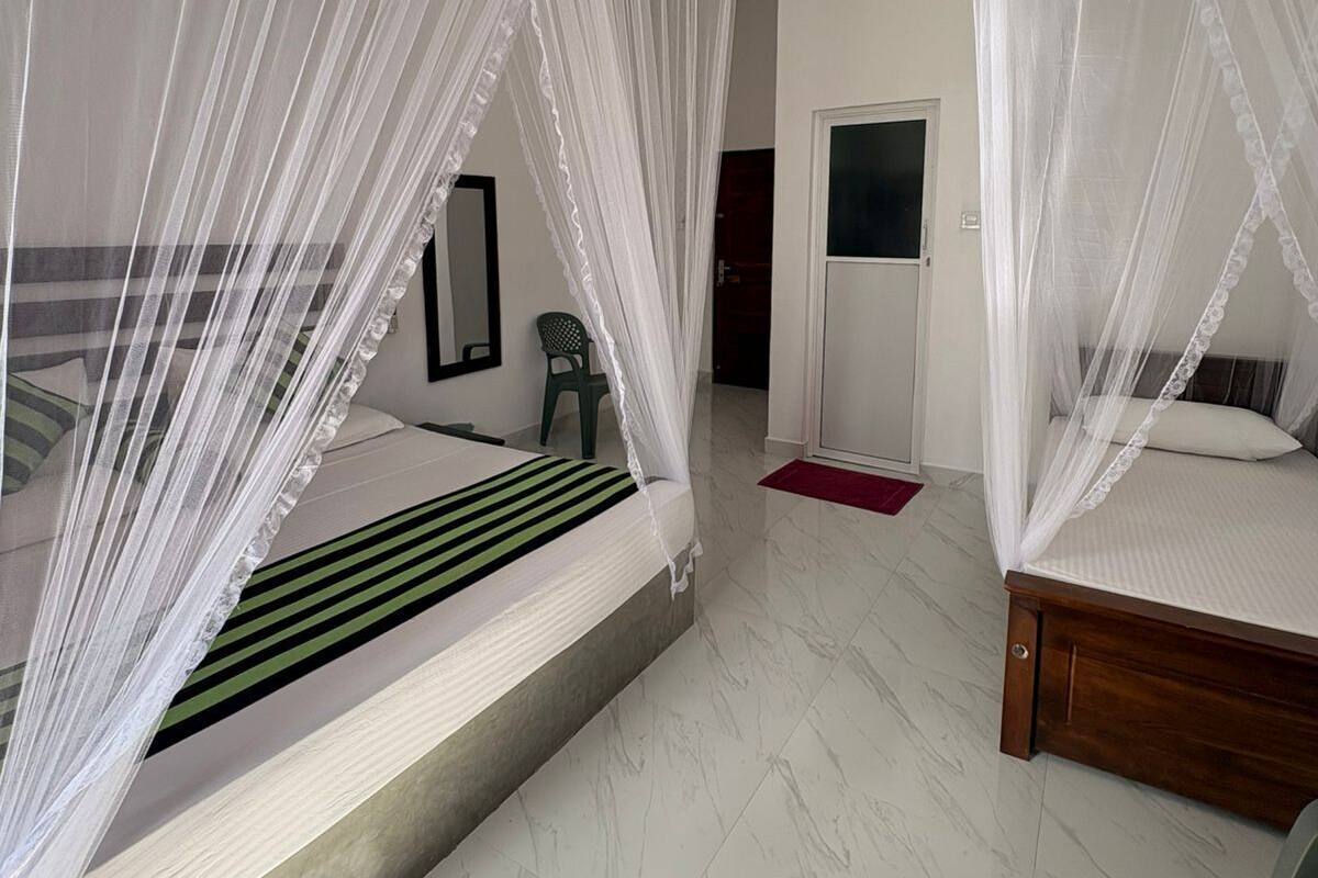 Deluxe Triple Room, Garden View | Bathroom | Free toiletries, hair dryer, bidet, towels