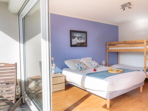 1 bedroom, iron/ironing board, free Internet