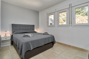 2 bedrooms, iron/ironing board, free WiFi, bed sheets - Holiday Apartment "Vistamar" with Sea View, Shared Pool & Wi-Fi (Almuñécar)
