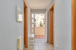 Interior - Holiday Apartment "Vistamar" with Sea View, Shared Pool & Wi-Fi (Almuñécar)