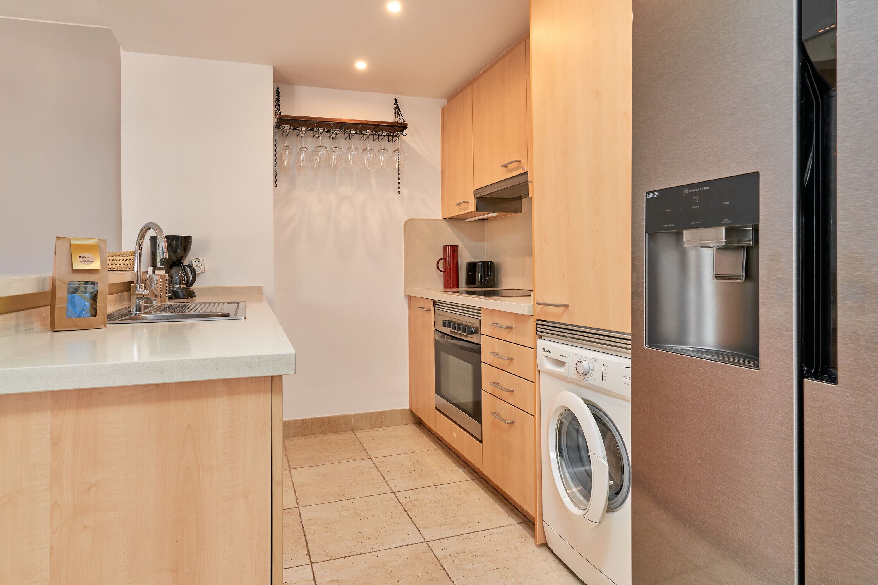 Een koelkast, een oven, een kookplaat, een vaatwasser