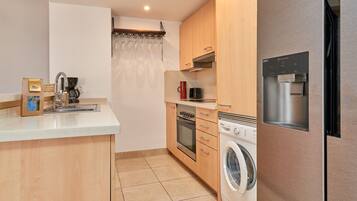 Kylskåp, ugn, spishäll och diskmaskin