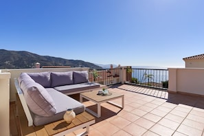 Terrace/patio - Holiday Apartment "Vistamar" with Sea View, Shared Pool & Wi-Fi (Almuñécar)