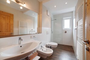 Shower, hair dryer, towels - Holiday Apartment "Ferienwohnungen Zwick Maroles" with Large South-Facing Balcony & Panoramic View (Malles Venosta)