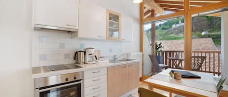 Fridge, oven, stovetop, coffee/tea maker