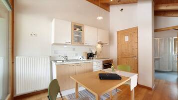 Kühlschrank, Ofen, Herdplatte, Wasserkocher mit Kaffee-/Teezubehör