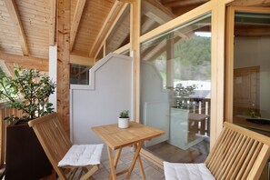 Outdoor dining - Apartment "Zwick Valmeina" with Panoramic Views, Balcony & Shared Garden (Mals)