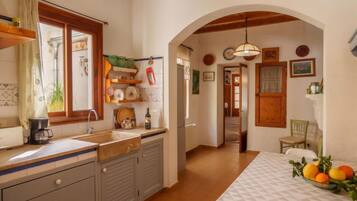 Een koelkast, een magnetron, een oven, een broodrooster