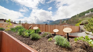 A garden with labeled plants and a view of a mountain. - Holiday Apartment "Zwick Spinei" with Mountain View, Balcony & Shared Garden (Mals)