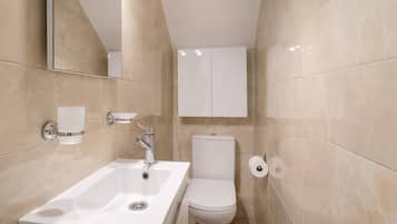 Ducha, secador de pelo, toallas