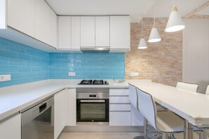 Fridge, microwave, stovetop, dishwasher - Vacation Home "Sol Gran Alacan"' near Beach with Shared Pool & Wi-Fi (el Gran Alacant)