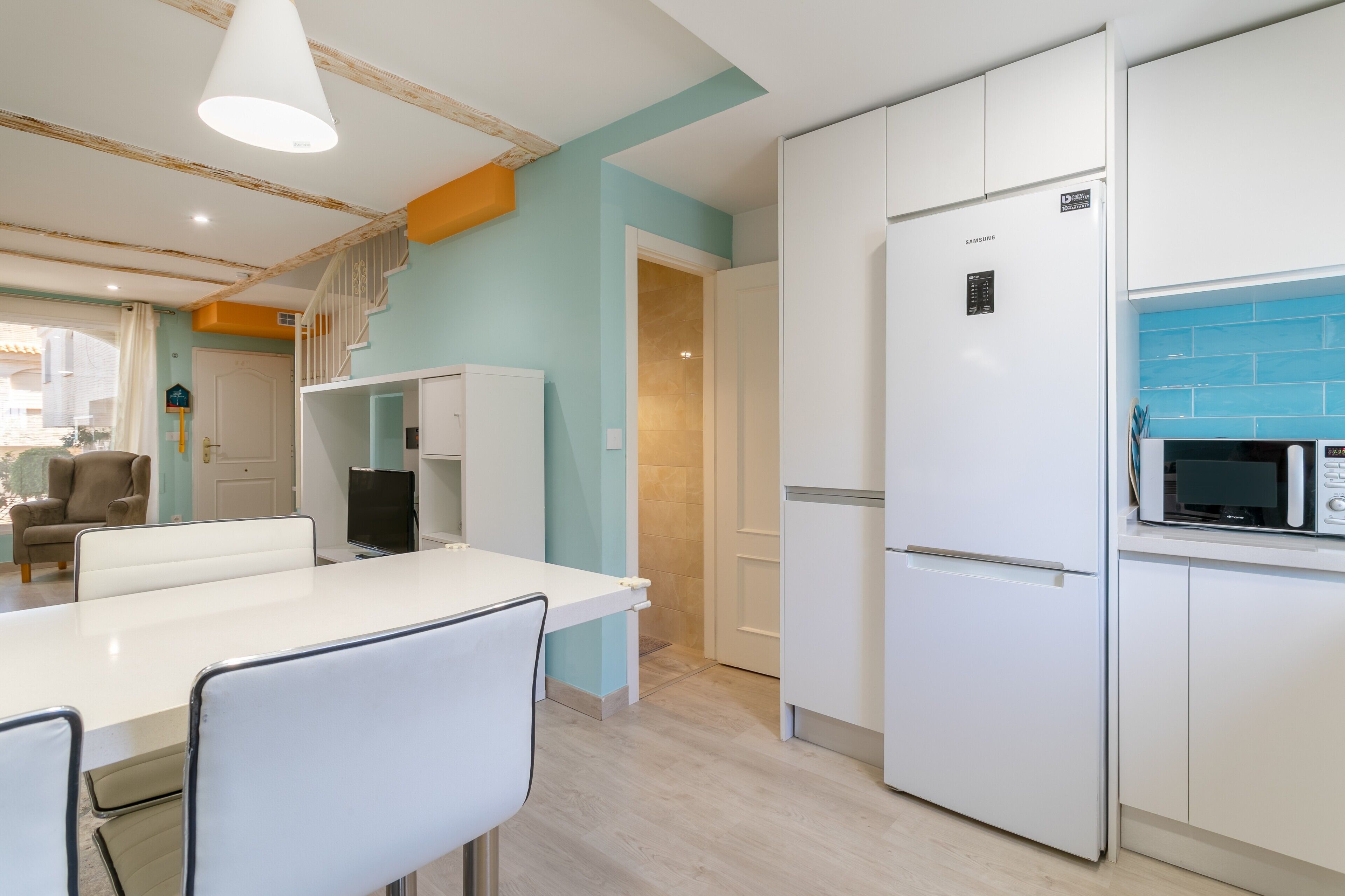 Refrigerador, microondas, placa de cocina, lavavajillas