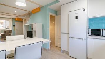 Refrigerador, microondas, placa de cocina, lavavajillas