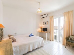 4 Schlafzimmer, Schreibtisch, Bügeleisen/Bügelbrett, WLAN