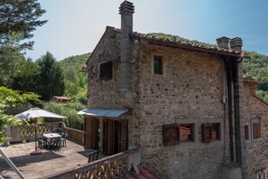 Outdoor dining - Vacation Home "La Cupolina" with Private Terrace, Shared Garden & Wi-Fi (Vicchio)