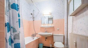 Bathtub, hair dryer - Holiday Apartment 'Morzine 1000' with Mountain View & Balcony (Morzine)