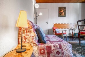 1 makuuhuone, silitysrauta/-lauta